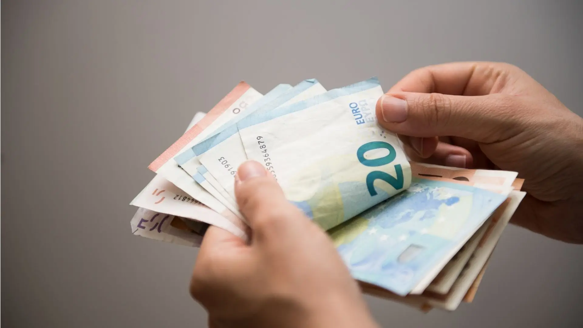 UE dá luz verde definitiva à nova lei sobre "salários mínimos adequados"