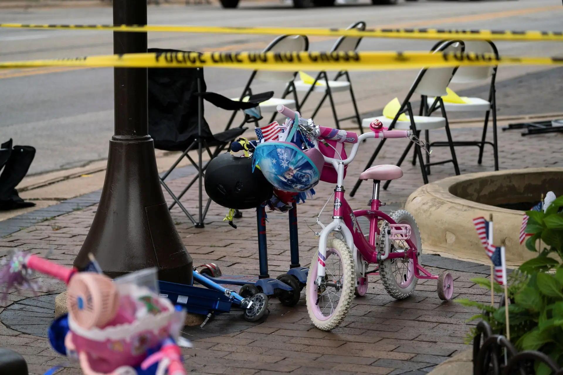 Pelo menos seis mortos e dezenas de feridos em tiroteio perto de Chicago durante desfile do 4 de Julho