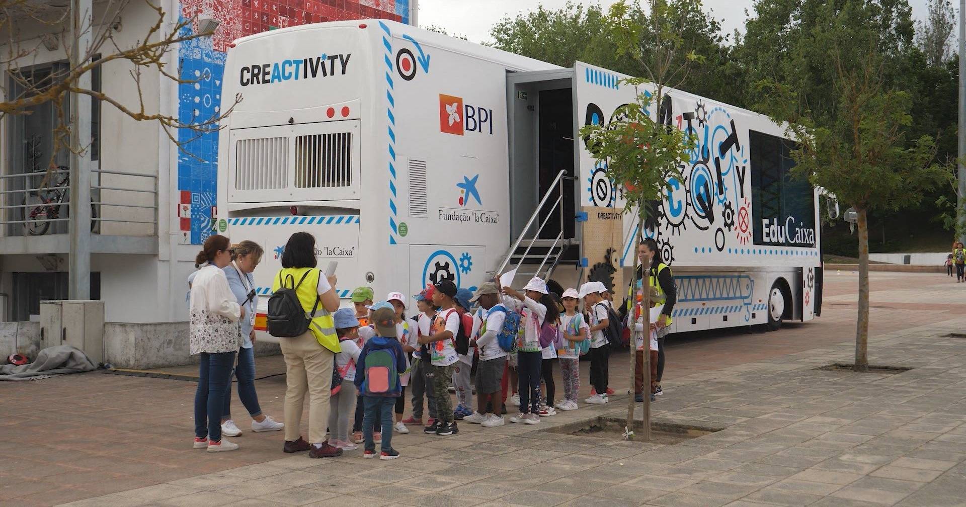 Autocarro transformado em sala de aula especial percorre todo o país