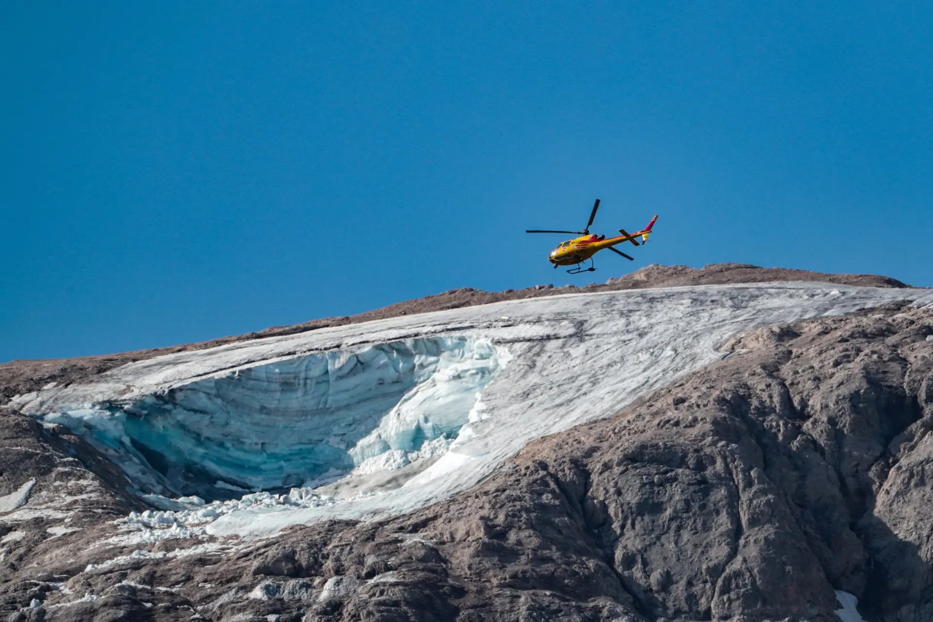 Derrocada de glaciar nos Alpes: sobe para 20 número de desaparecidos