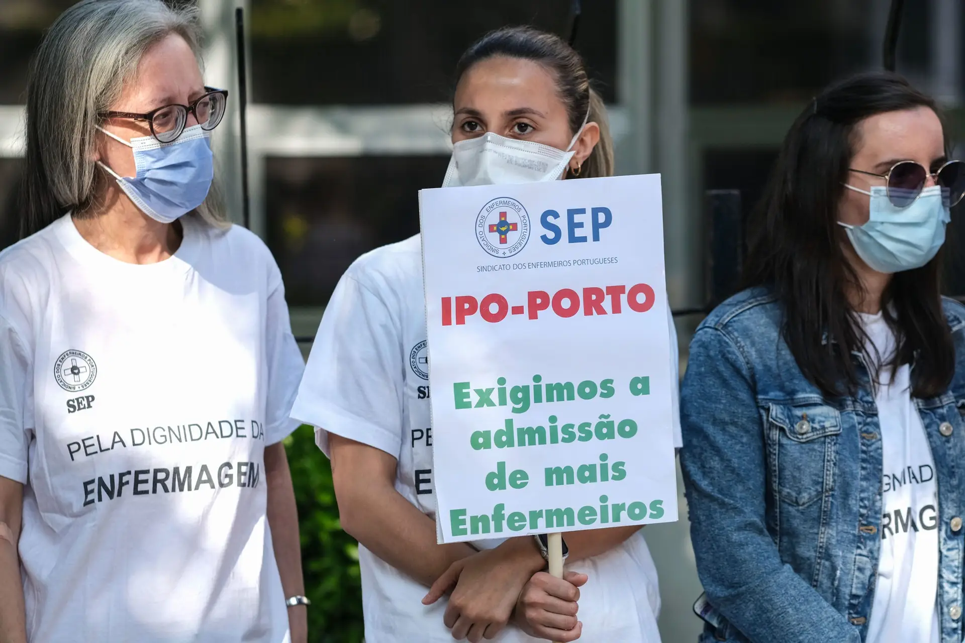 Enfermeiros protestam à porta do IPO do Porto contra a degradação das condições de trabalho