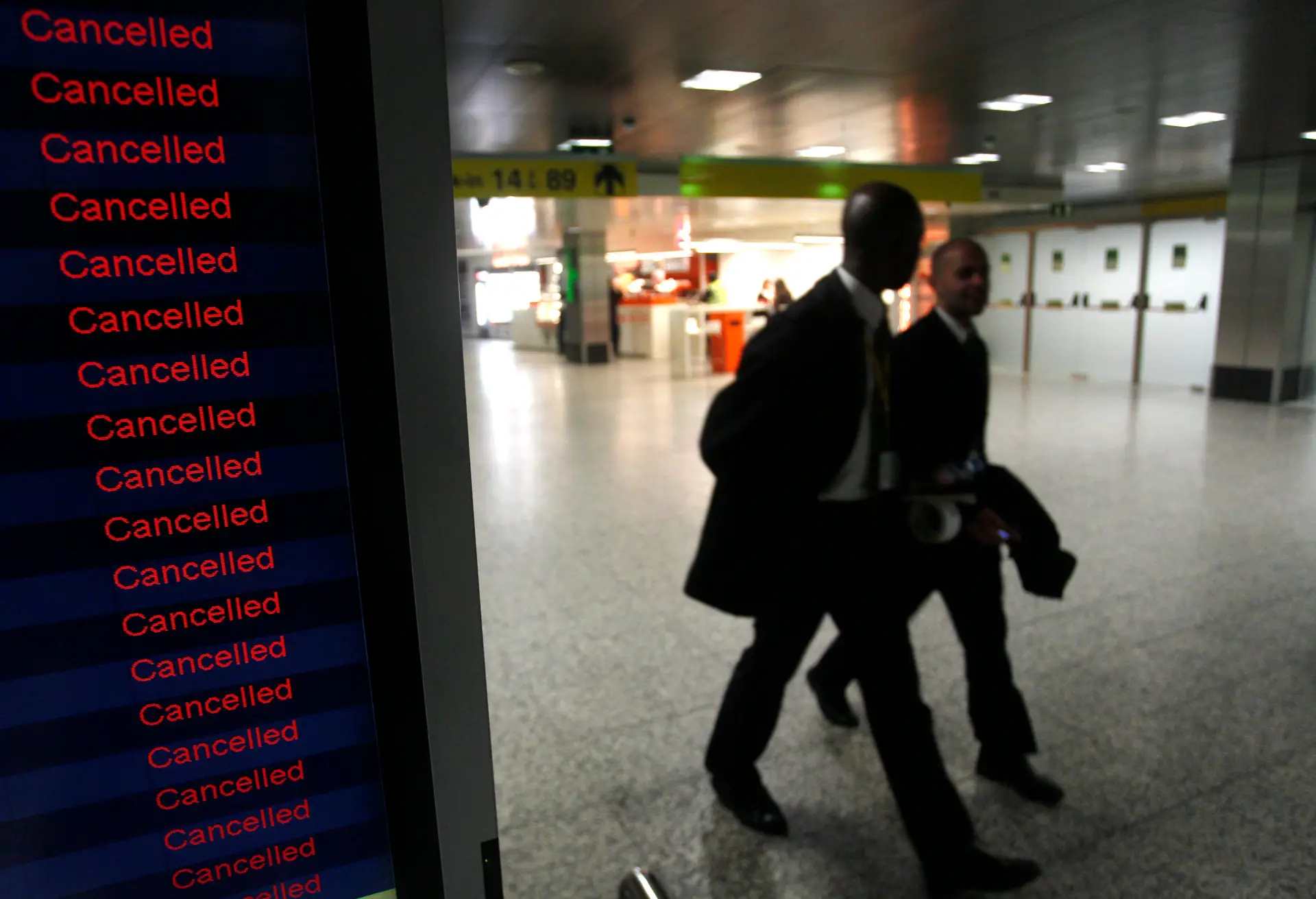 Caos no aeroporto de Lisboa: longas filas e horas de espera e problemas com as bagagens