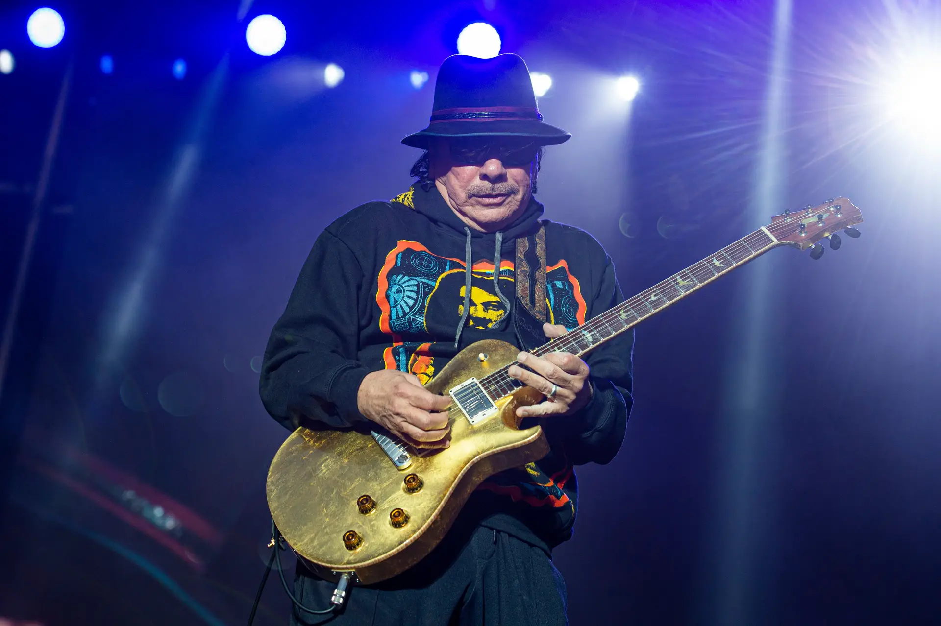 Guitarrista Carlos Santana desmaia durante concerto nos EUA 