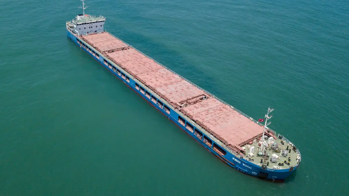 Navio russo Zhibek Zholy ancorado do porto turco de Karasu em Sakarya, por suspeita de transportar cereais ucranianos roubados. 