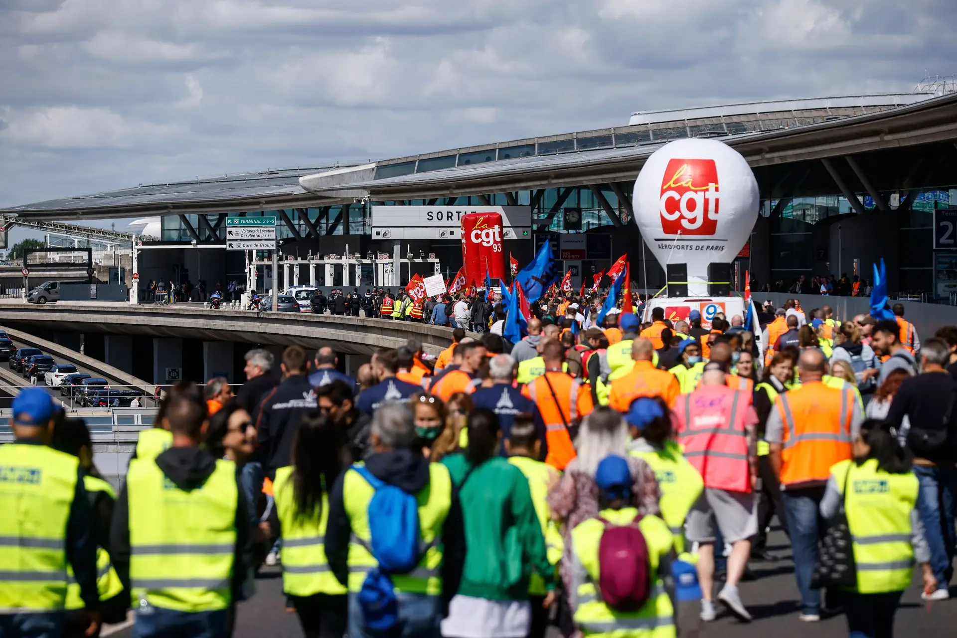 Milhares de malas perdidas no aeroporto Roissy-Charles de Gaulle em Paris