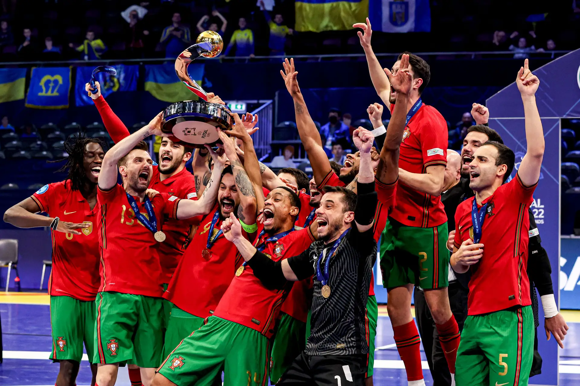 Futsal: Sporting vence Benfica e fica a um triunfo do título - SIC Notícias