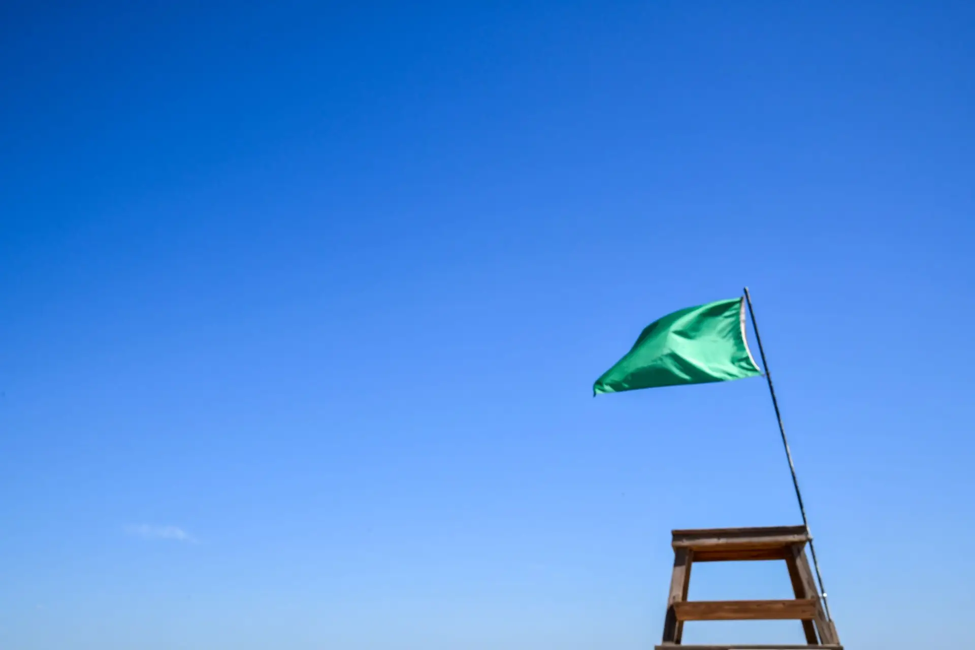 Bandeira verde hasteada nas praias de S. João da Caparica e Praia do Norte