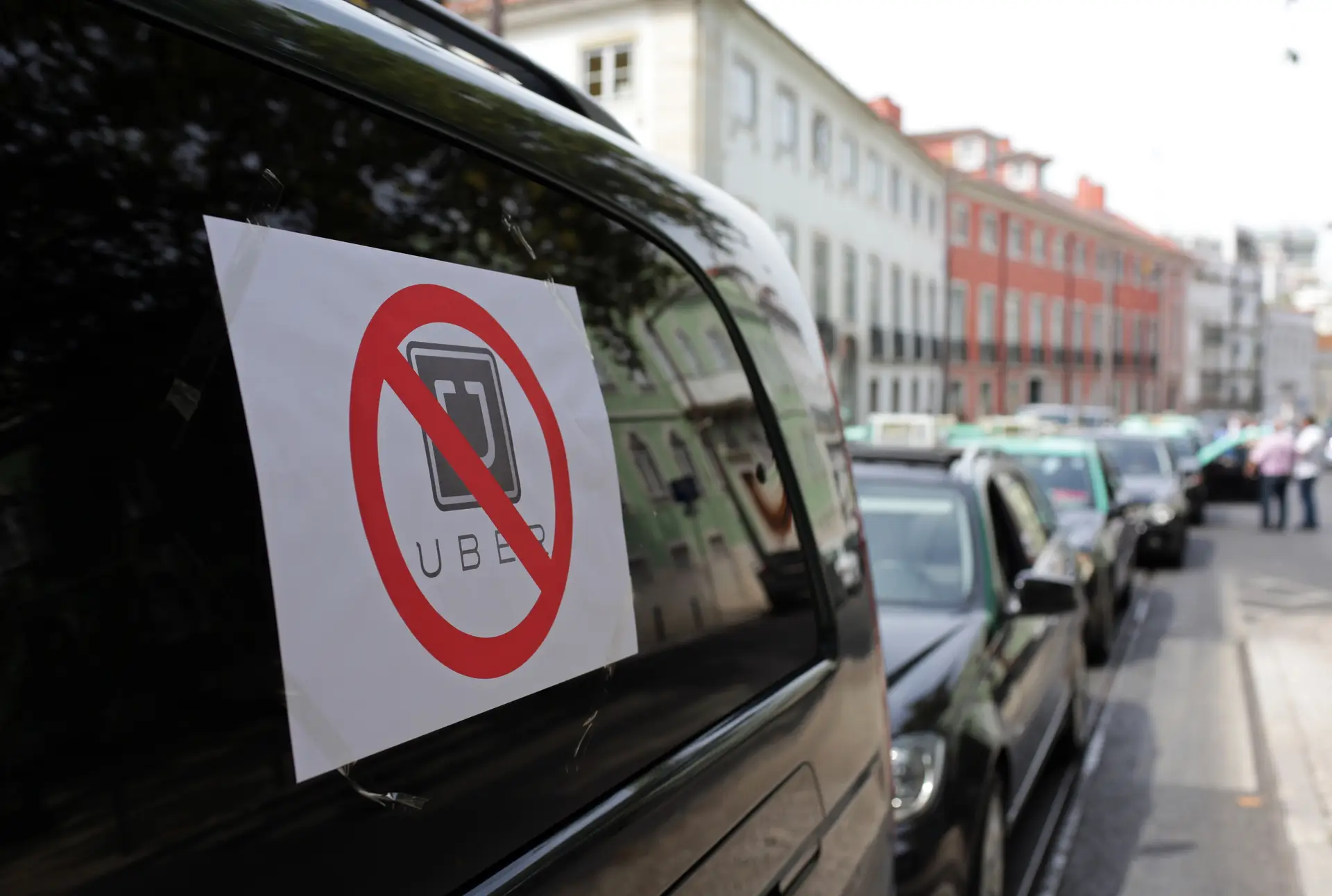 Táxis com placas contra o serviço de Uber numa rua de Lisboa, 8 de setembro de 2015. 