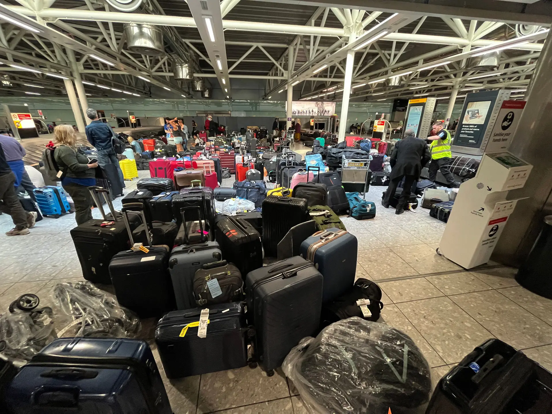 Aeroporto de Heathrow cancela 61 voos por falta de capacidade do aeroporto