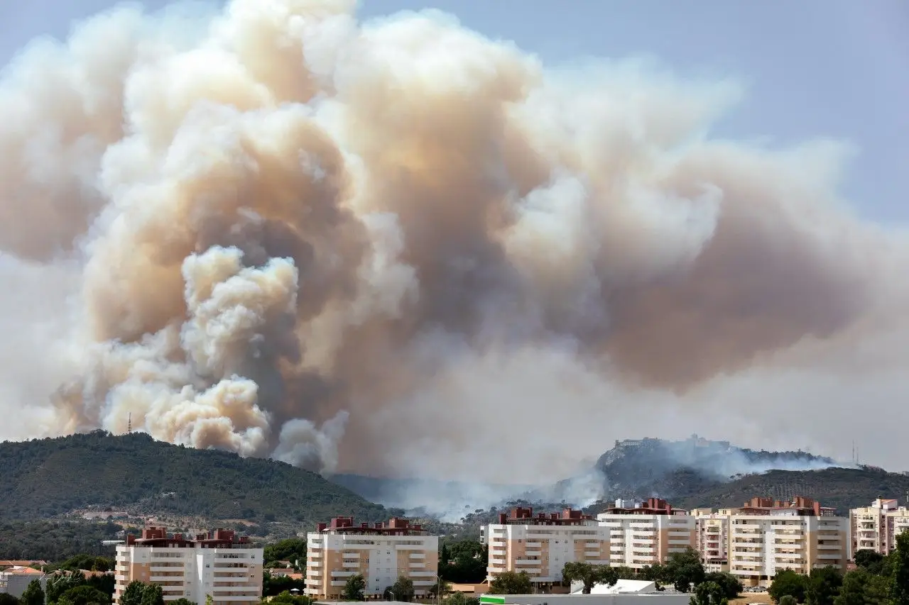 Fogo em Palmela obriga à evacuação do centro social e habitações