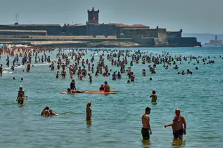Milhares de pessoas na praia nas horas de maior calor