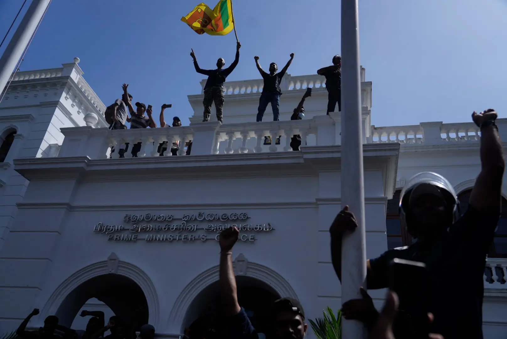 Primeiro-ministro do Sri Lanka pede ao exército para fazer "o que for necessário para restaurar a ordem"