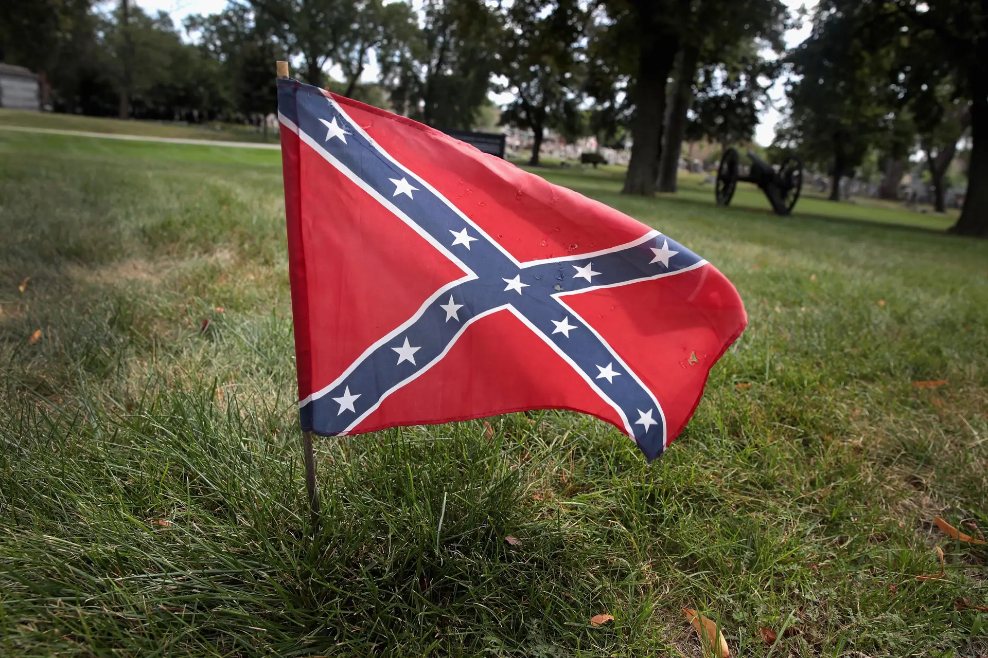 Ataque ao Capitólio: homem que agitou bandeira da Confederação condenado a prisão