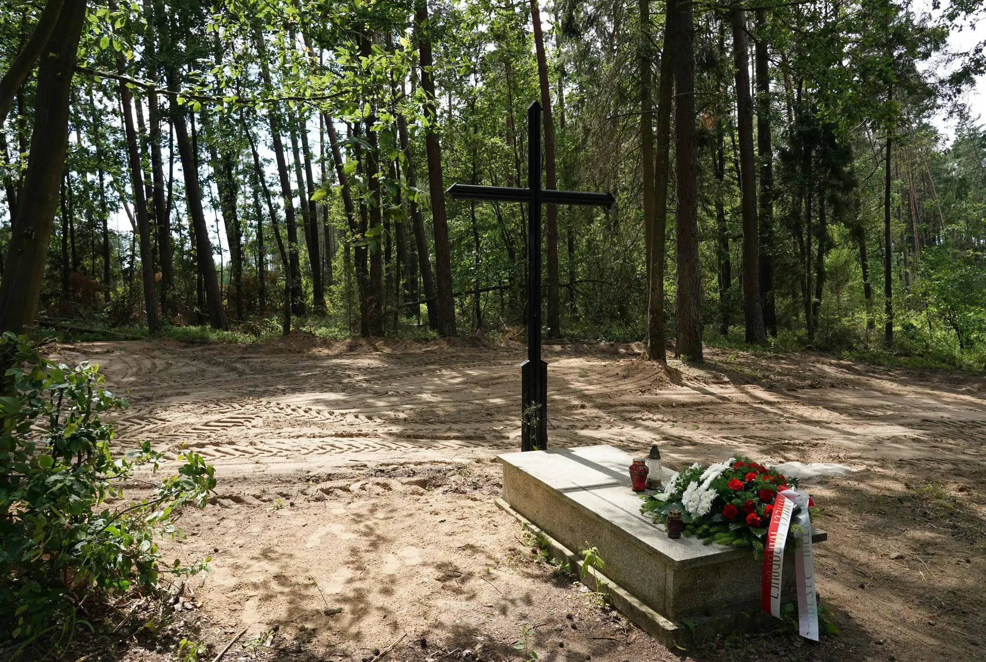 Encontradas cinzas de 8 mil pessoas numa vala comum na Polónia