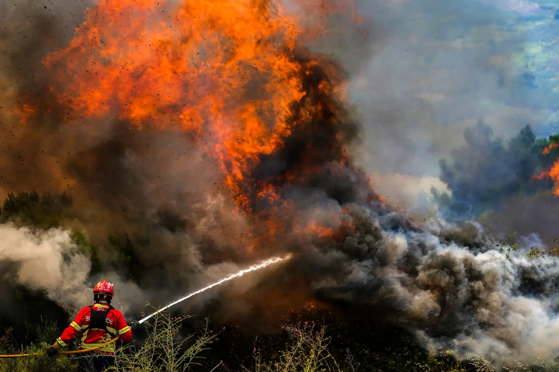 Incêndio em Baião reativado com duas frentes