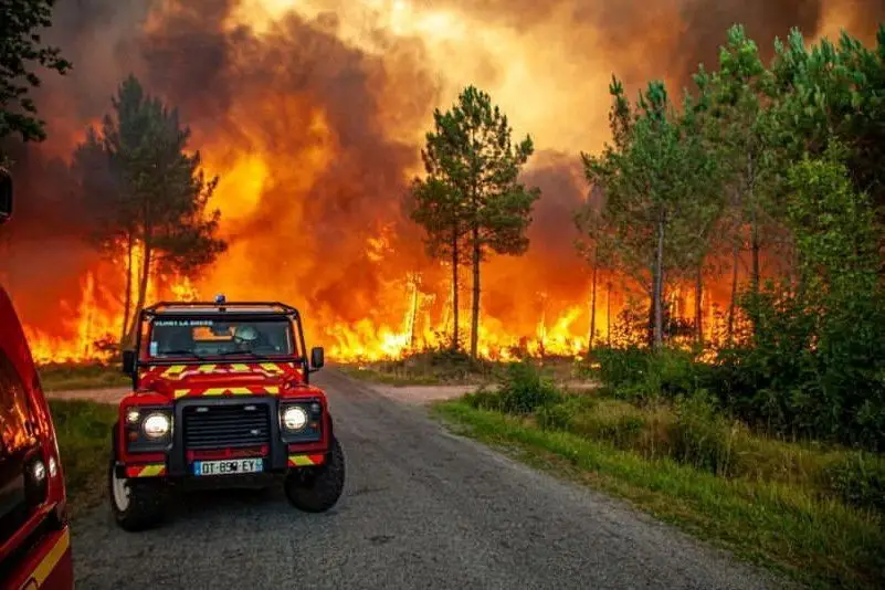 Incêndios obrigam à retirada de 12 mil pessoas de localidades no sudoeste de França