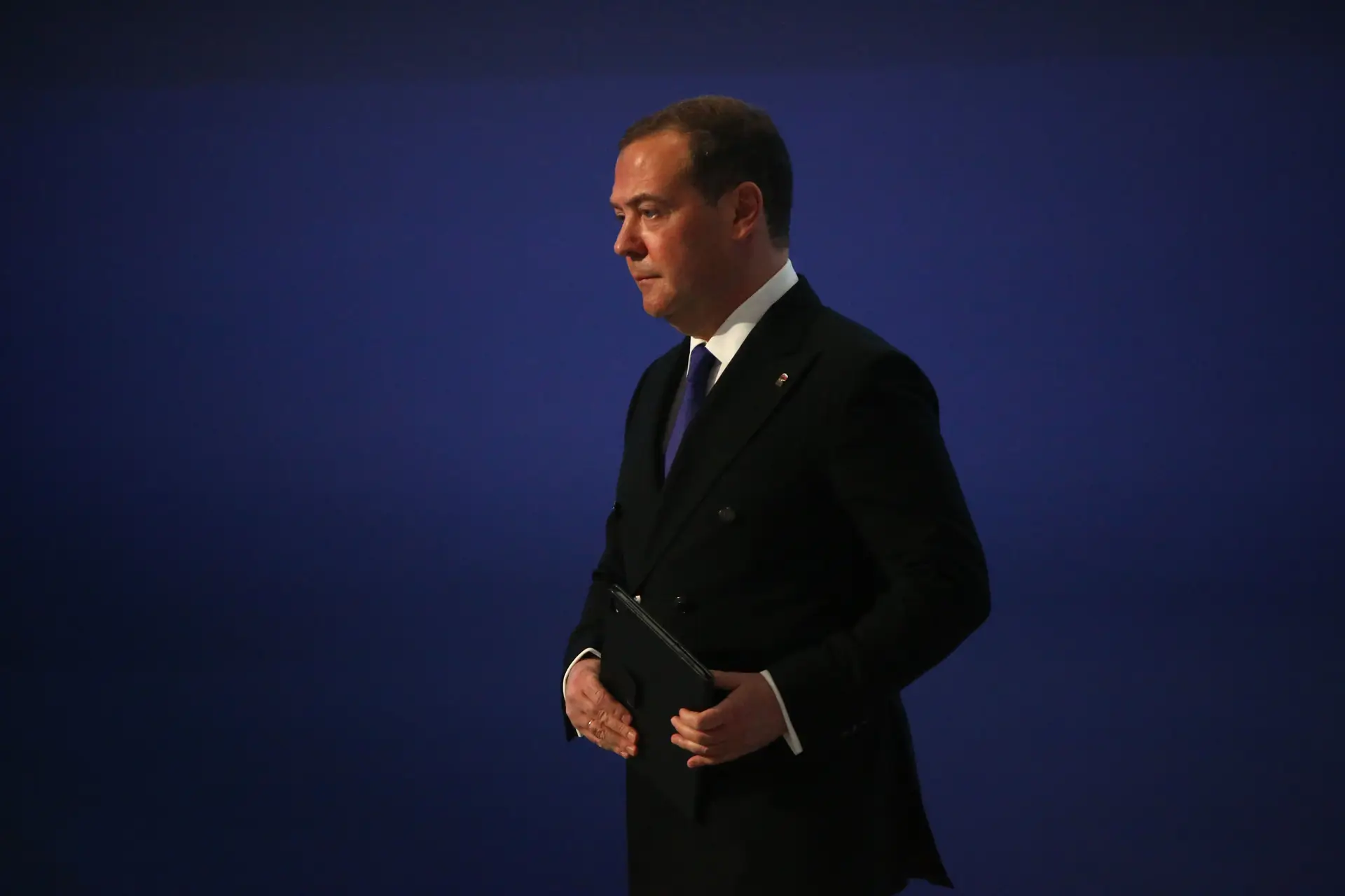 Medvedev ameaça Kiev com "dia do juízo final" em caso de ataque à Crimeia