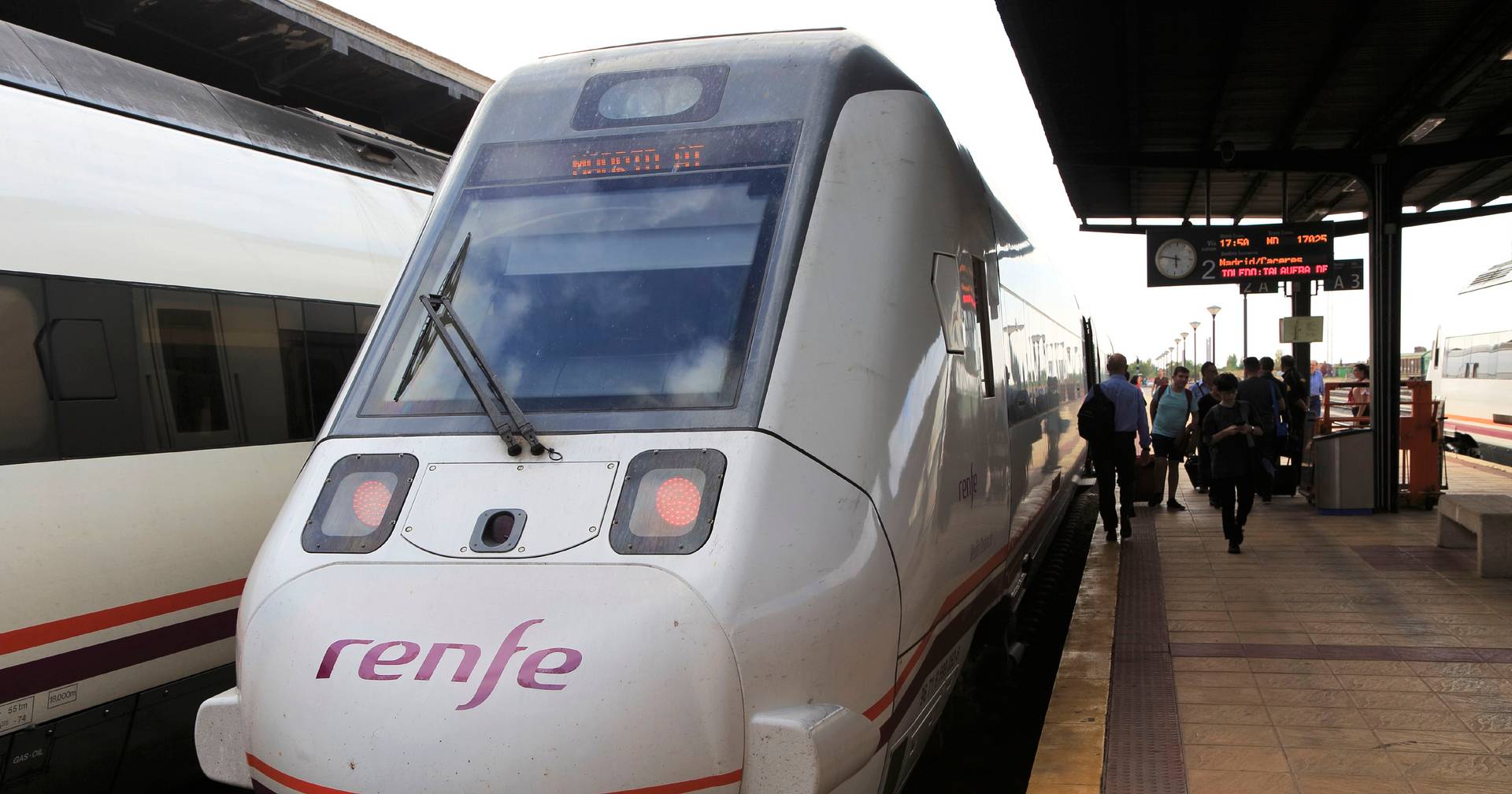 España inaugura hoy un polémico «tren rápido» en Extremadura