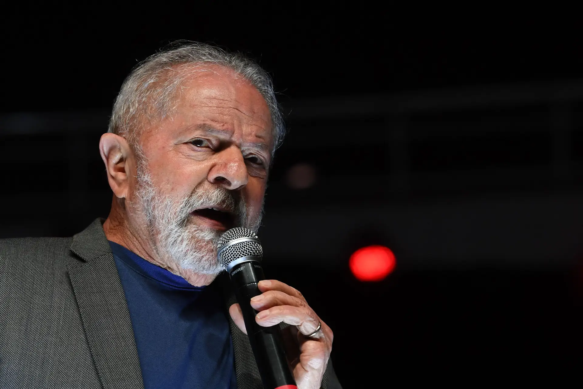 Juiz do Supremo ordena remoção de conteúdos que associam Lula da Silva a criminosos no Brasil