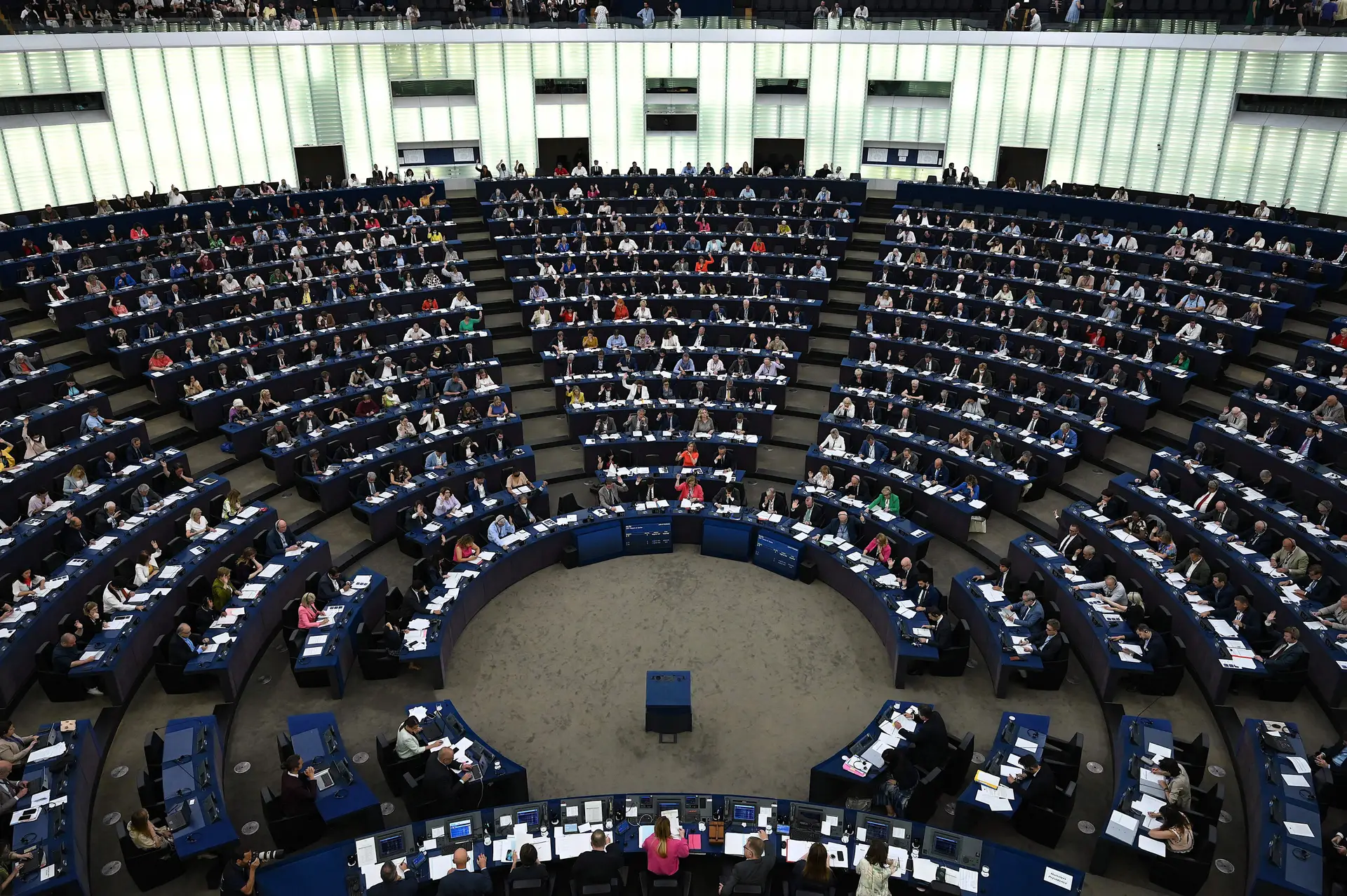 Qatargate: Parlamento Europeu vai levantar imunidade a mais dois deputados
