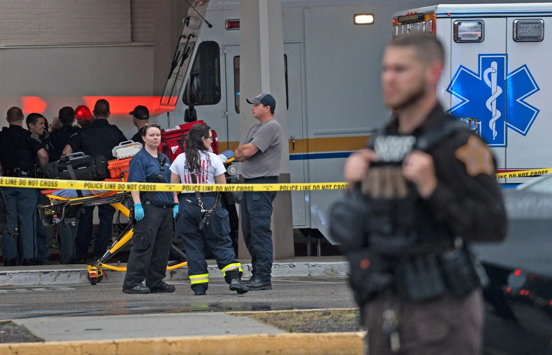 Quatro mortos em tiroteio num centro comercial nos Estados Unidos