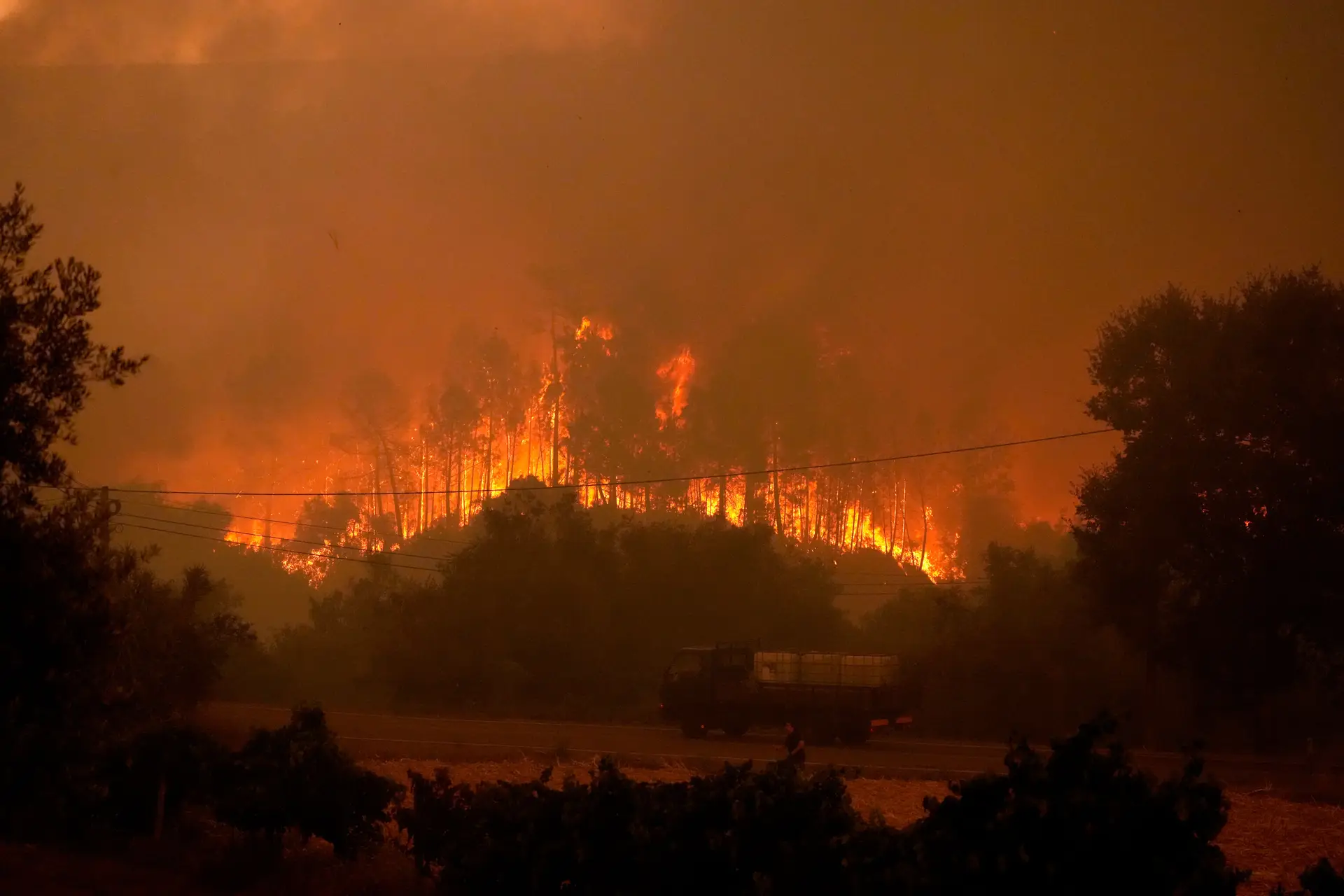 Governo volta a avaliar situação de alerta, incêndio de Murça é o que mais preocupa