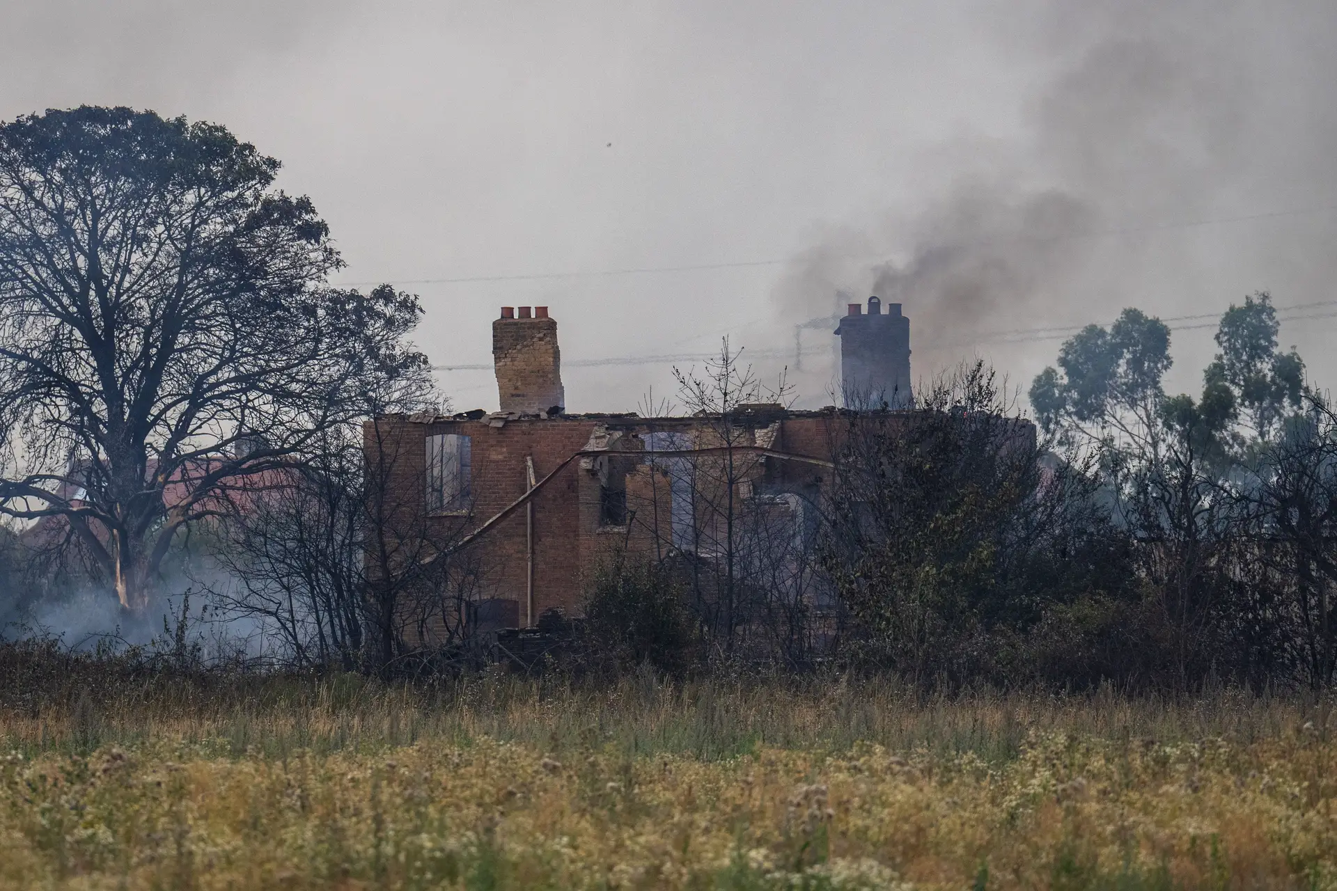 Incêndio perto de Londres obriga à retirada de 14 pessoas