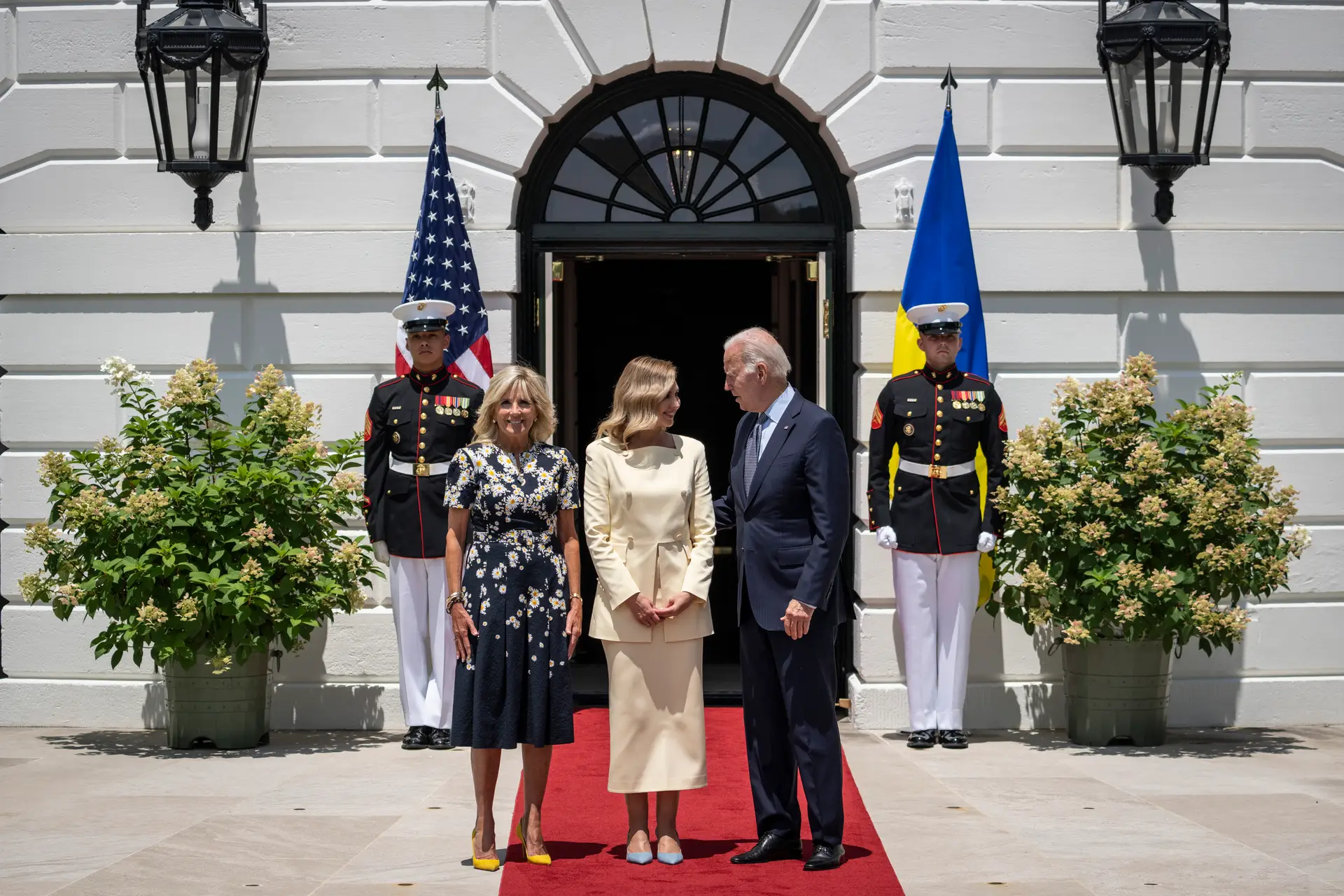 O abraço de Jill Biden e Olena Zelenska durante a receção na Casa Branca