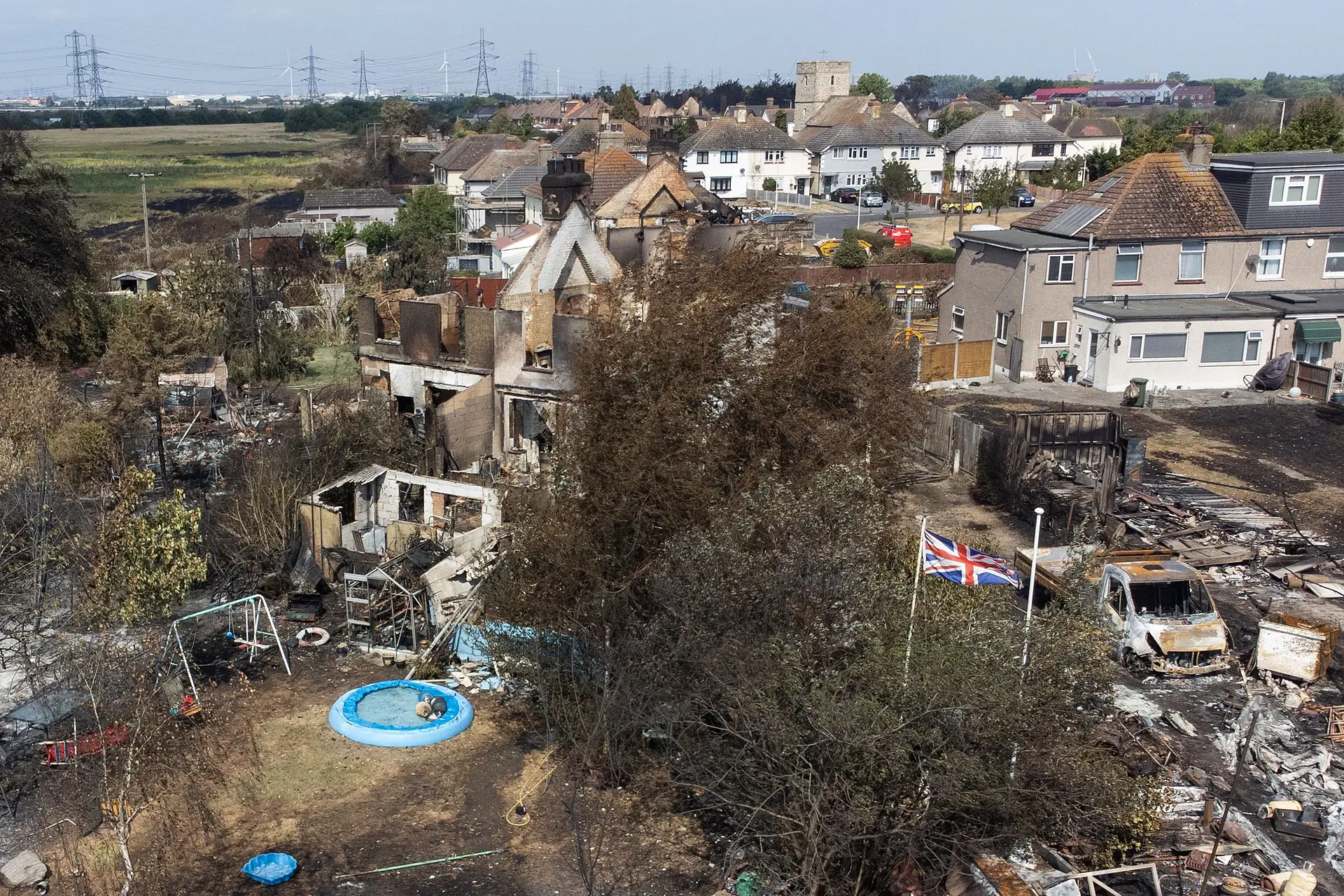 "O dia mais movimentado" para os bombeiros britânicos desde a II Guerra