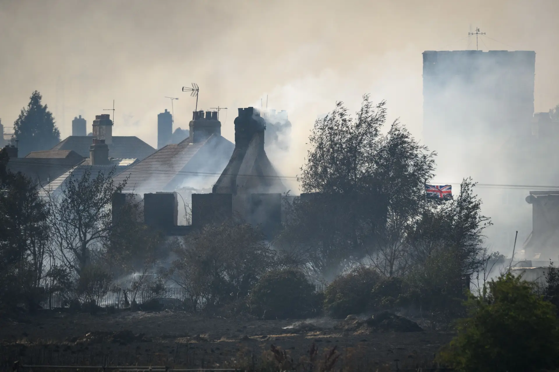 "O dia mais movimentado" para os bombeiros britânicos desde a II Guerra