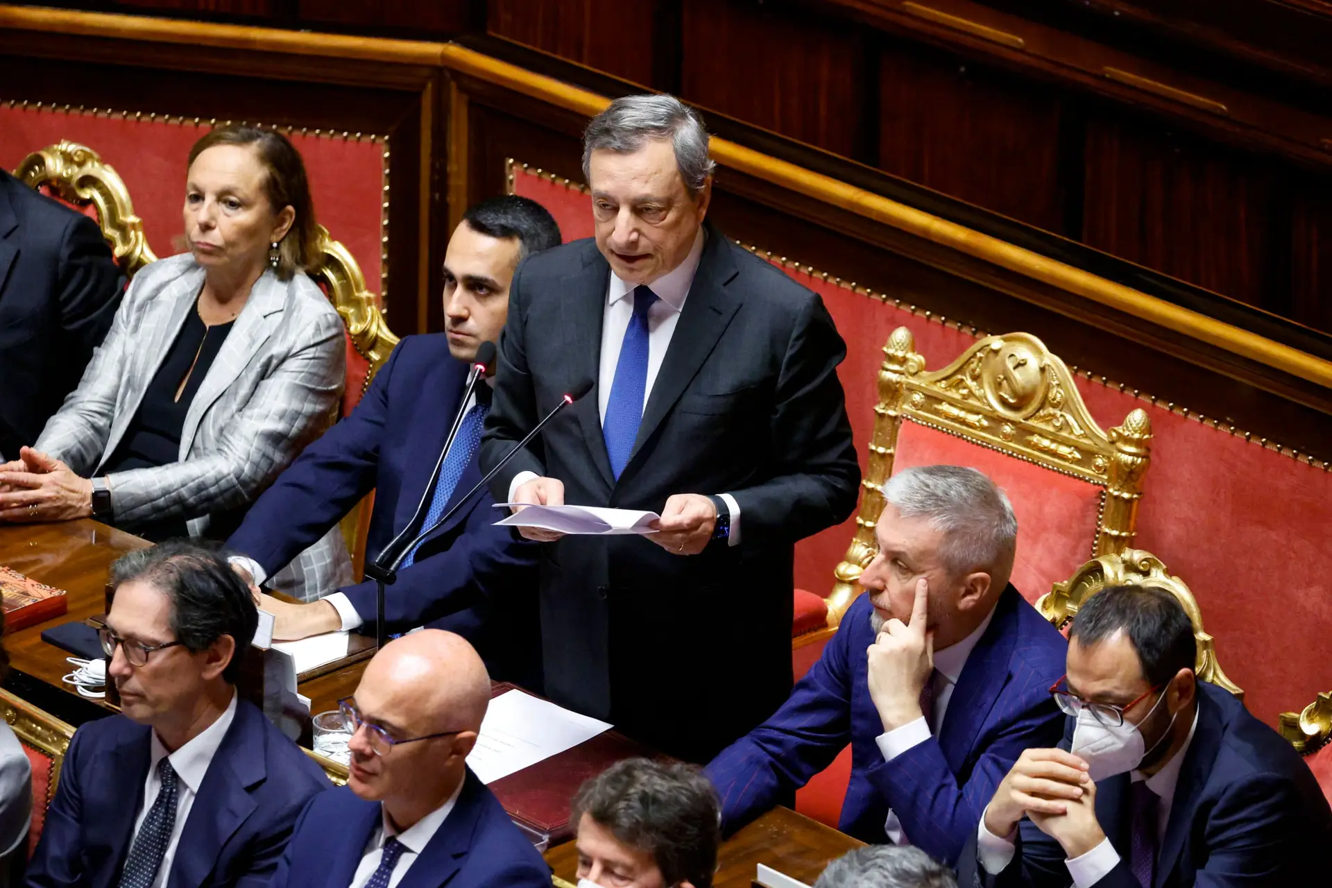 Primeiro-ministro italiano afasta renúncia e pede que se salve o Governo