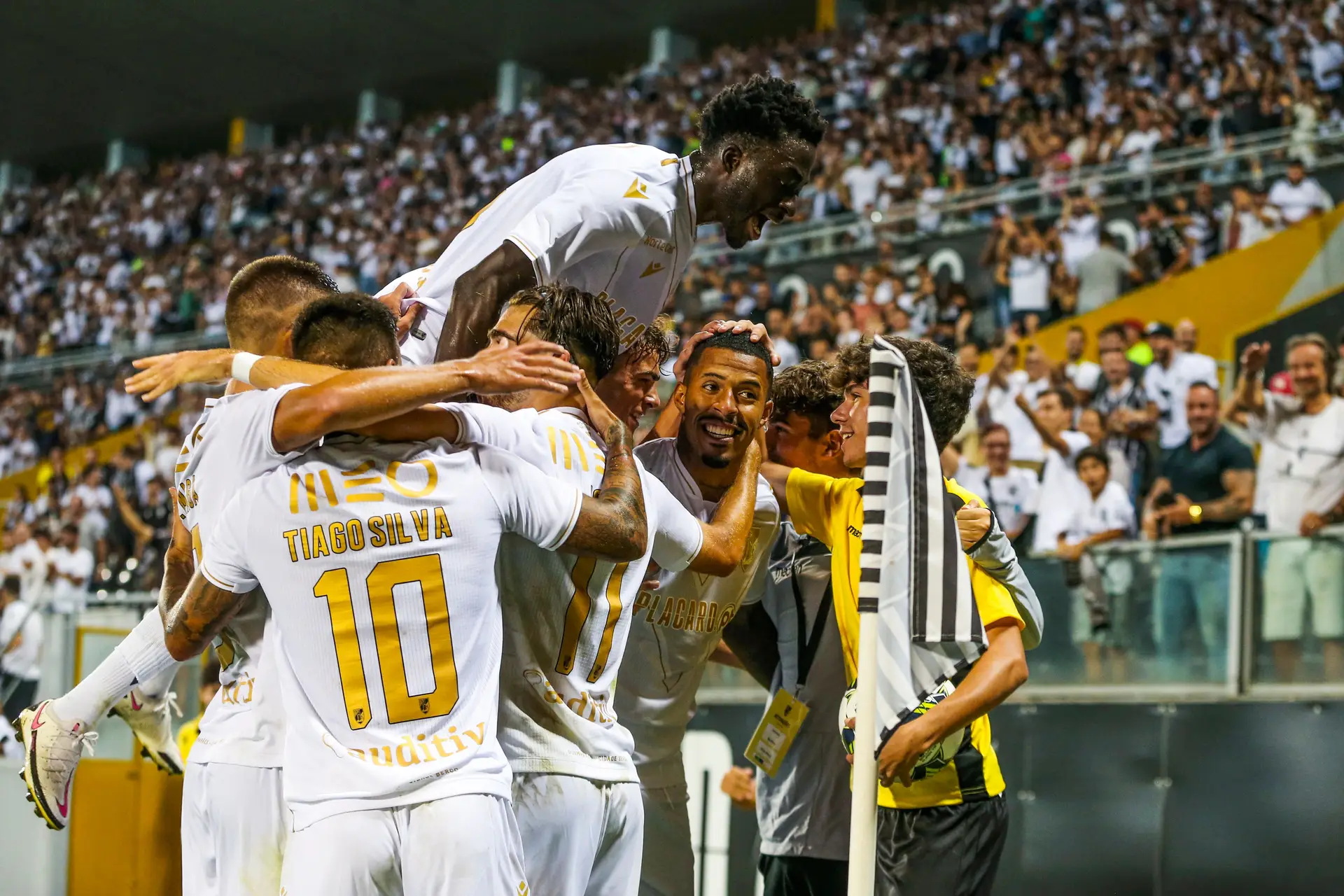 Vitória vence Puskas Académia e fica em vantagem na Liga Conferência