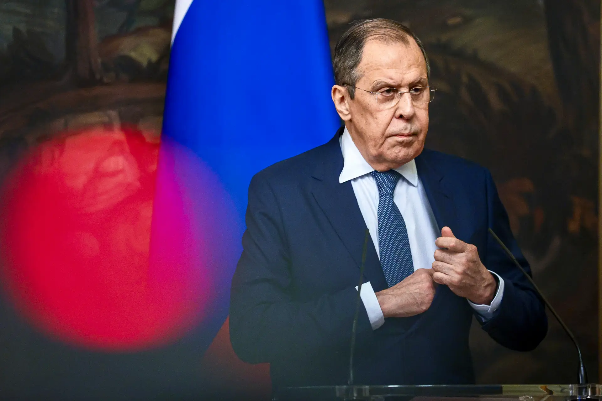 Intervenção militar visa derrubar Zelensky, diz ministro russo