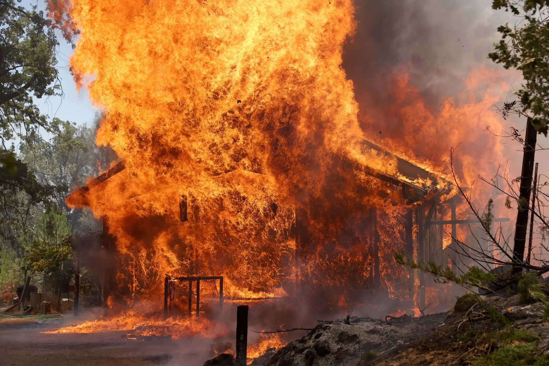 Milhares de pessoas deslocadas devido a incêndio na Califórnia
