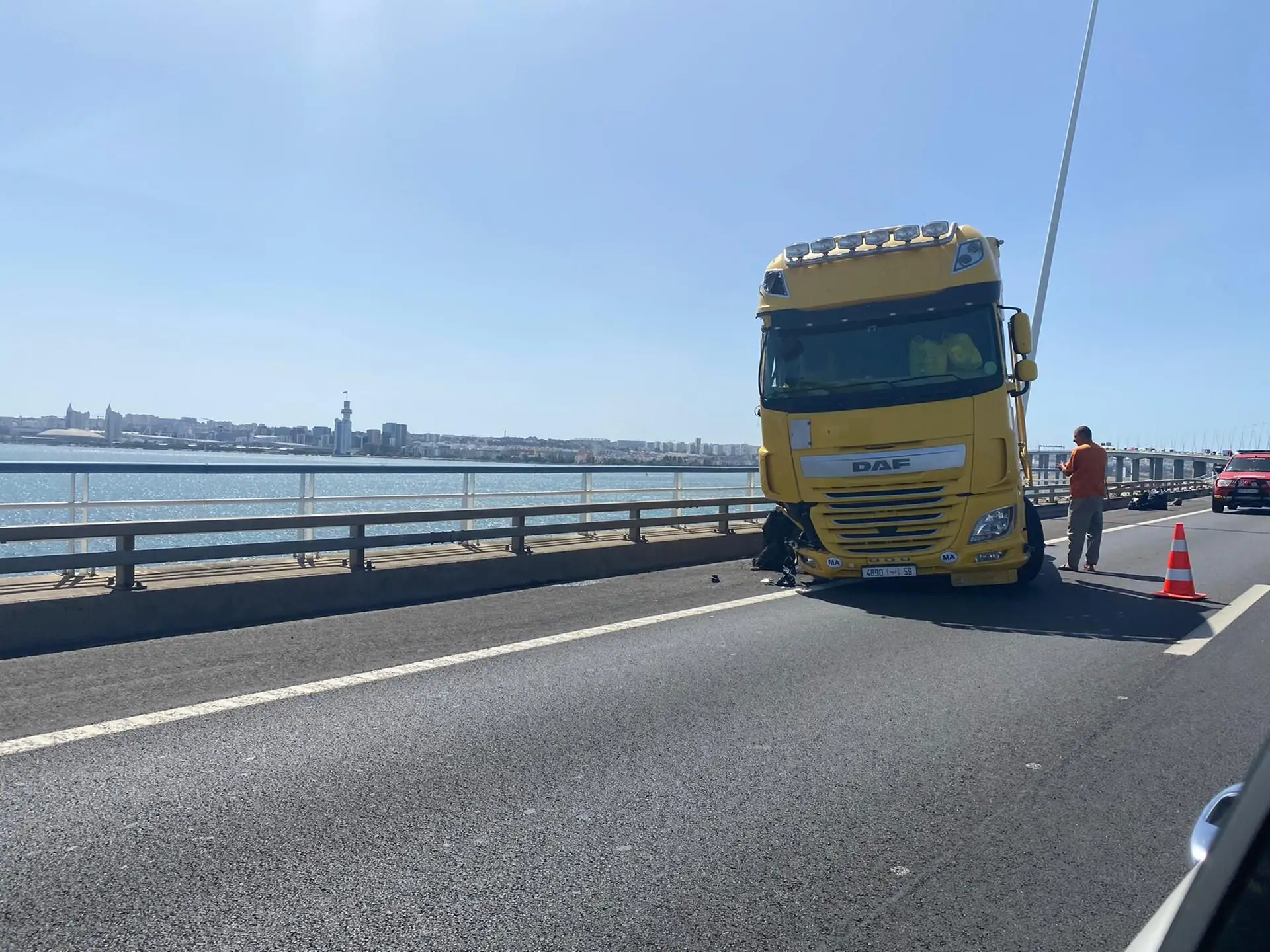 Acidente com camião provoca danos na Ponte Vasco da Gama