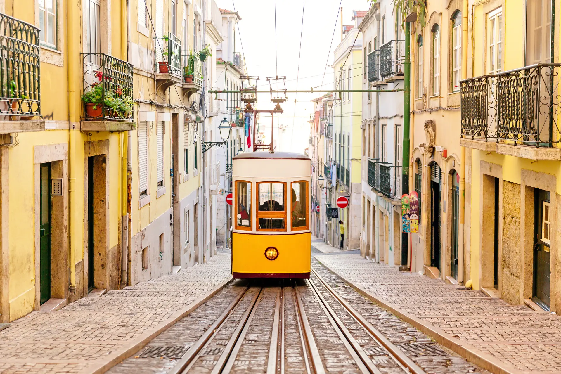 Colisão entre elétricos em Lisboa causa quatro feridos