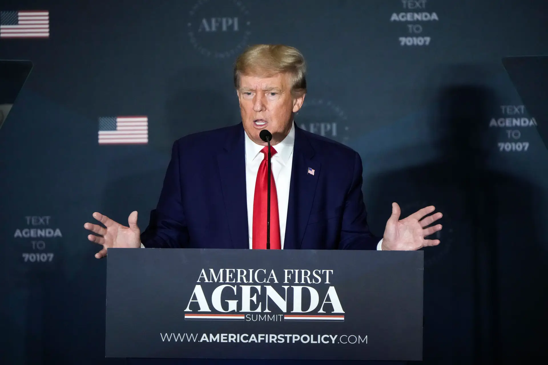 Trump critica Biden por considerar que os EUA "foram postos de joelhos"
