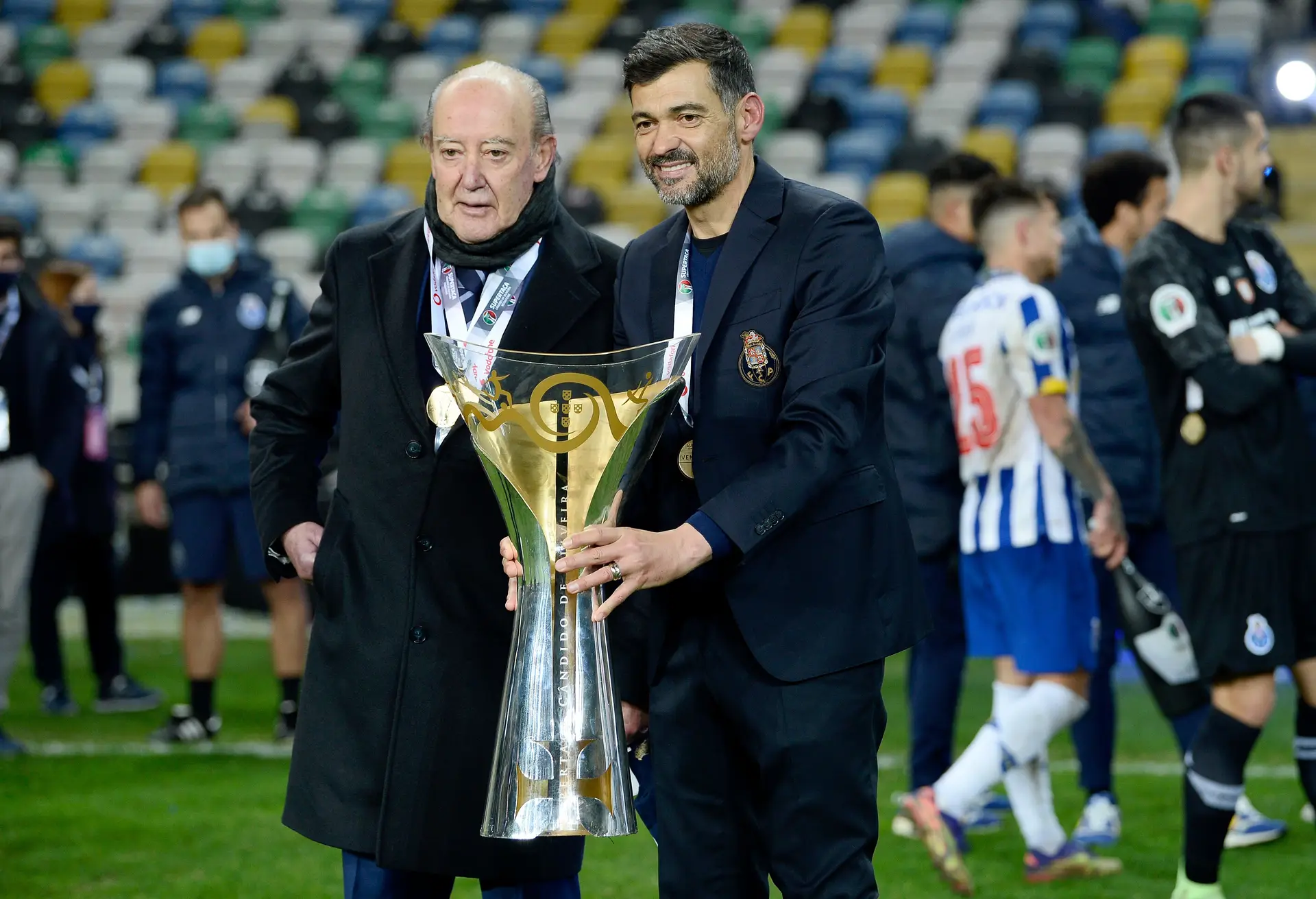 Benfica ou FC Porto: quem vence o primeiro troféu da época? - SIC Notícias