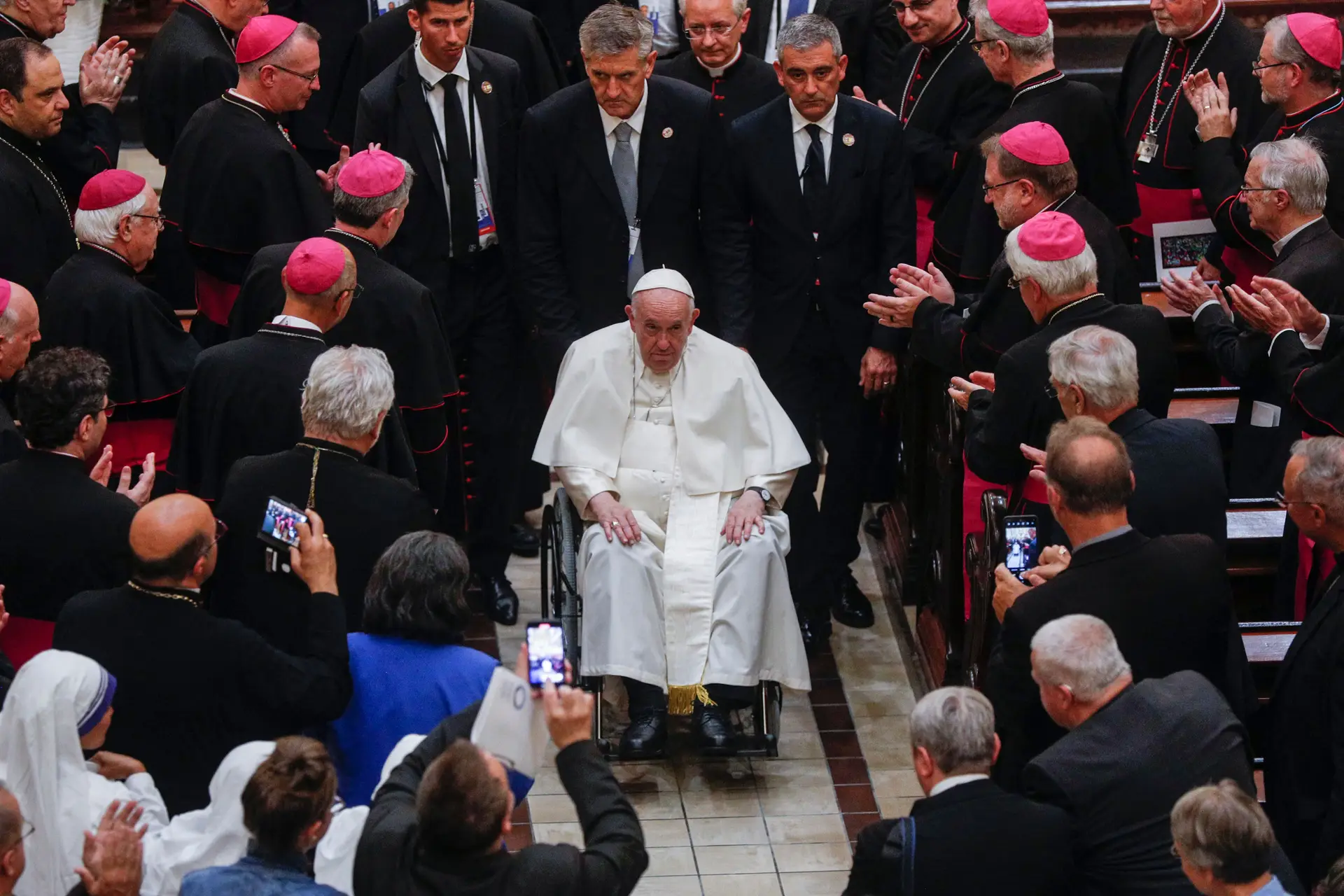 Papa Francisco diz que Igreja deve pedir desculpas aos