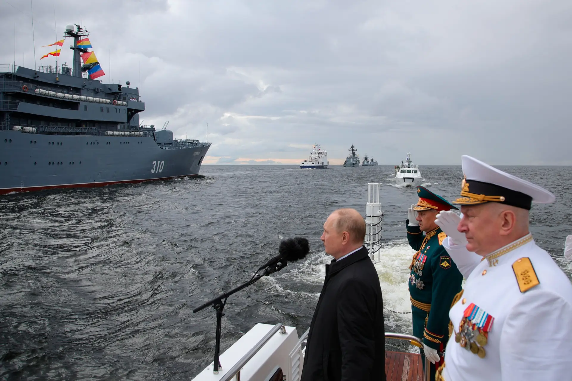 Putin diz que Marinha russa vai receber novos mísseis hipersónicos