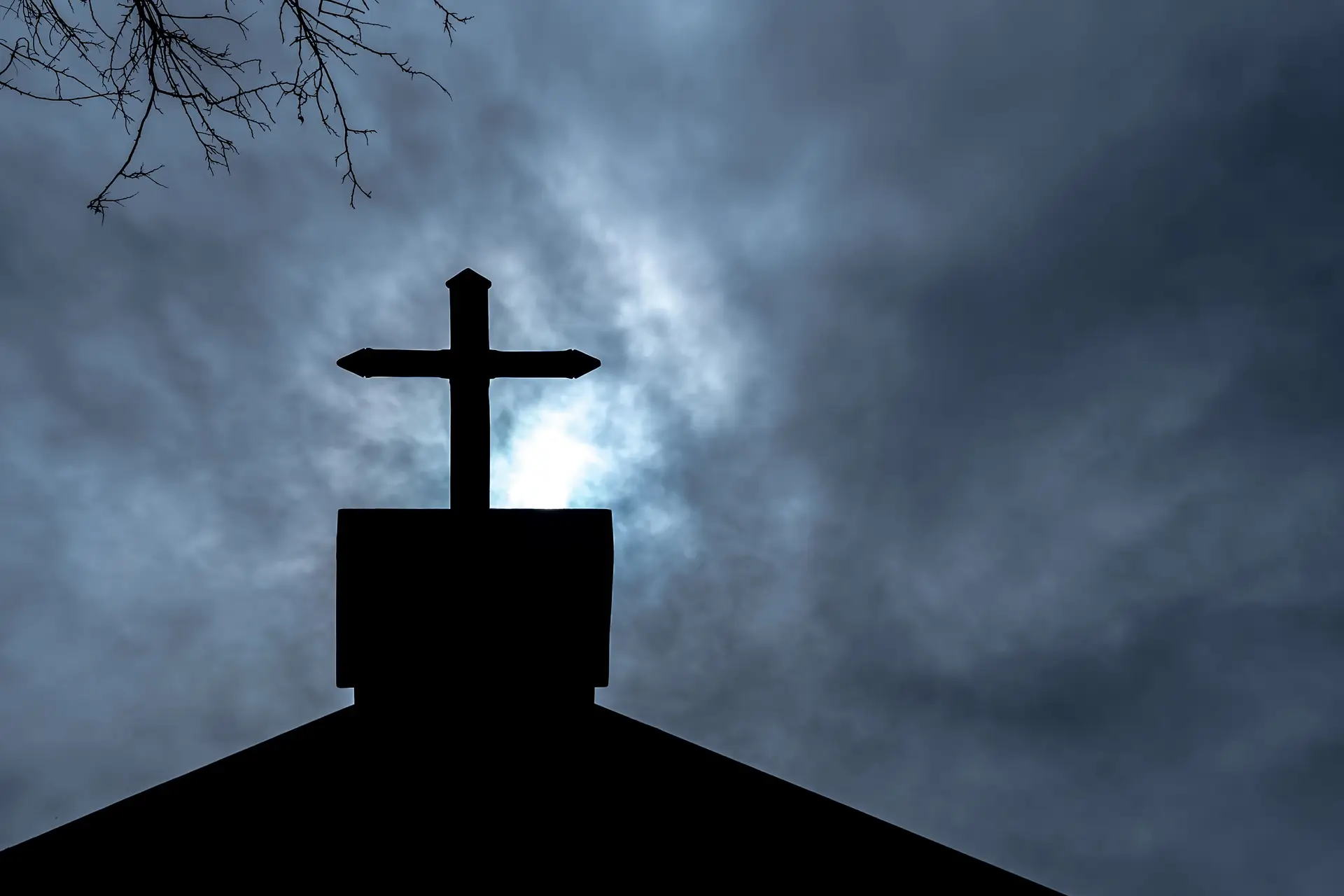 Patriarcado afasta padre suspeito de violação