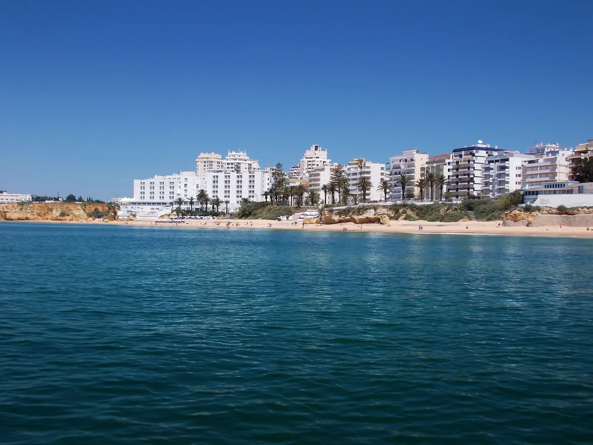 Turismo do Algarve propõe reduzir água em fontes, piscinas e espaços verdes perante seca