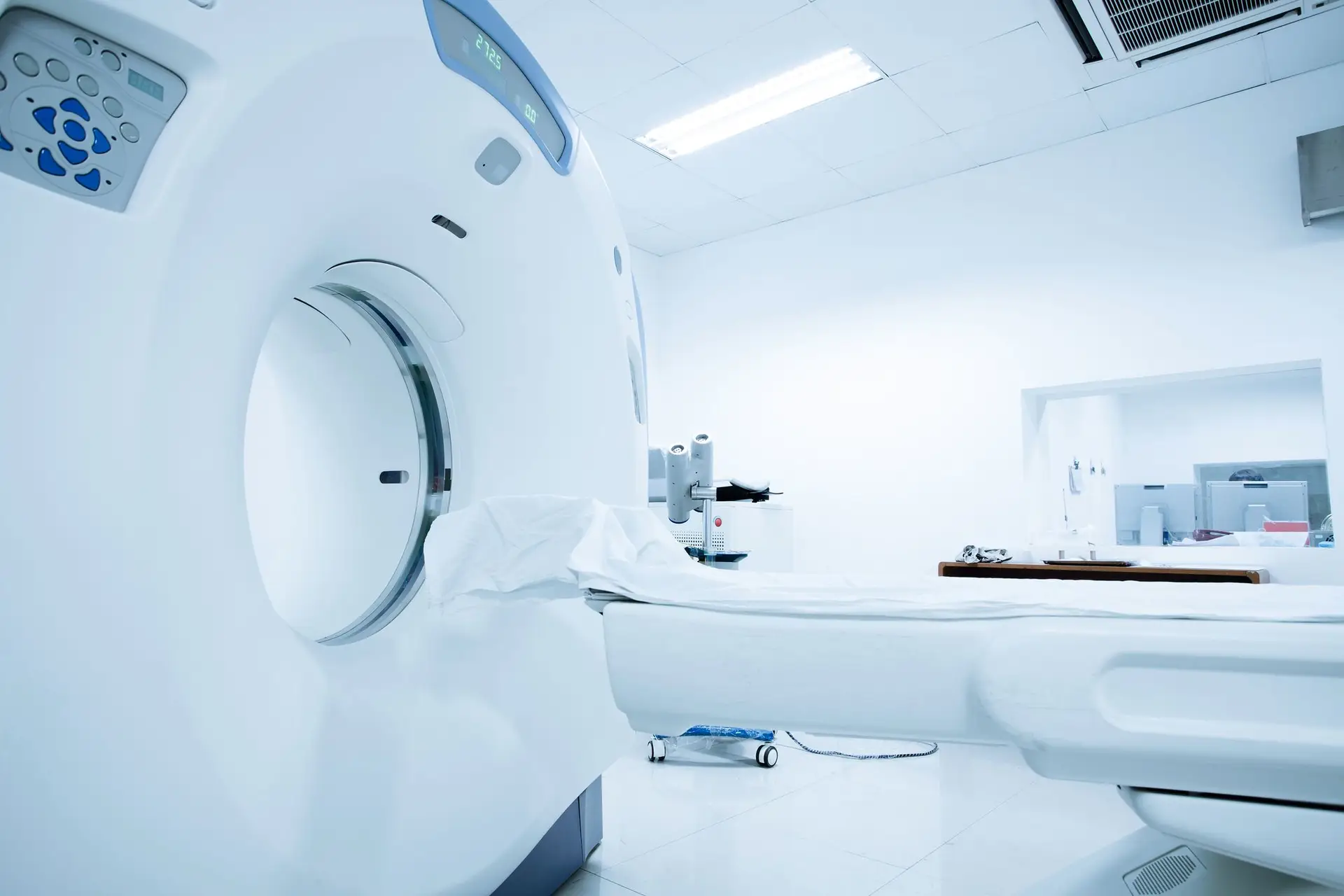 Homem com corrente de 9 quilos morre sugado por máquina de ressonância magnética