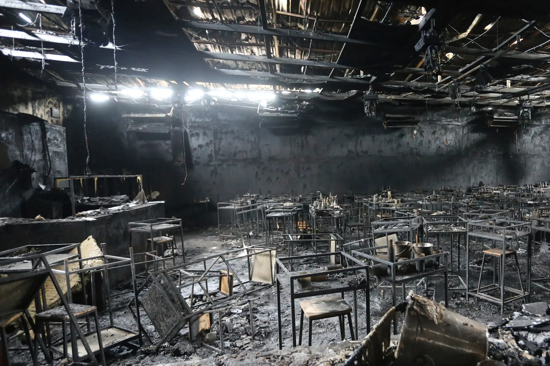 Mais de 10 mortos em incêndio numa discoteca na Tailândia