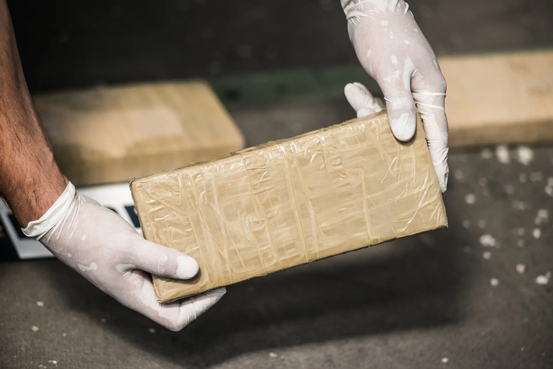 Mala com 25 quilos de cocaína encontrada no aeroporto de Lisboa