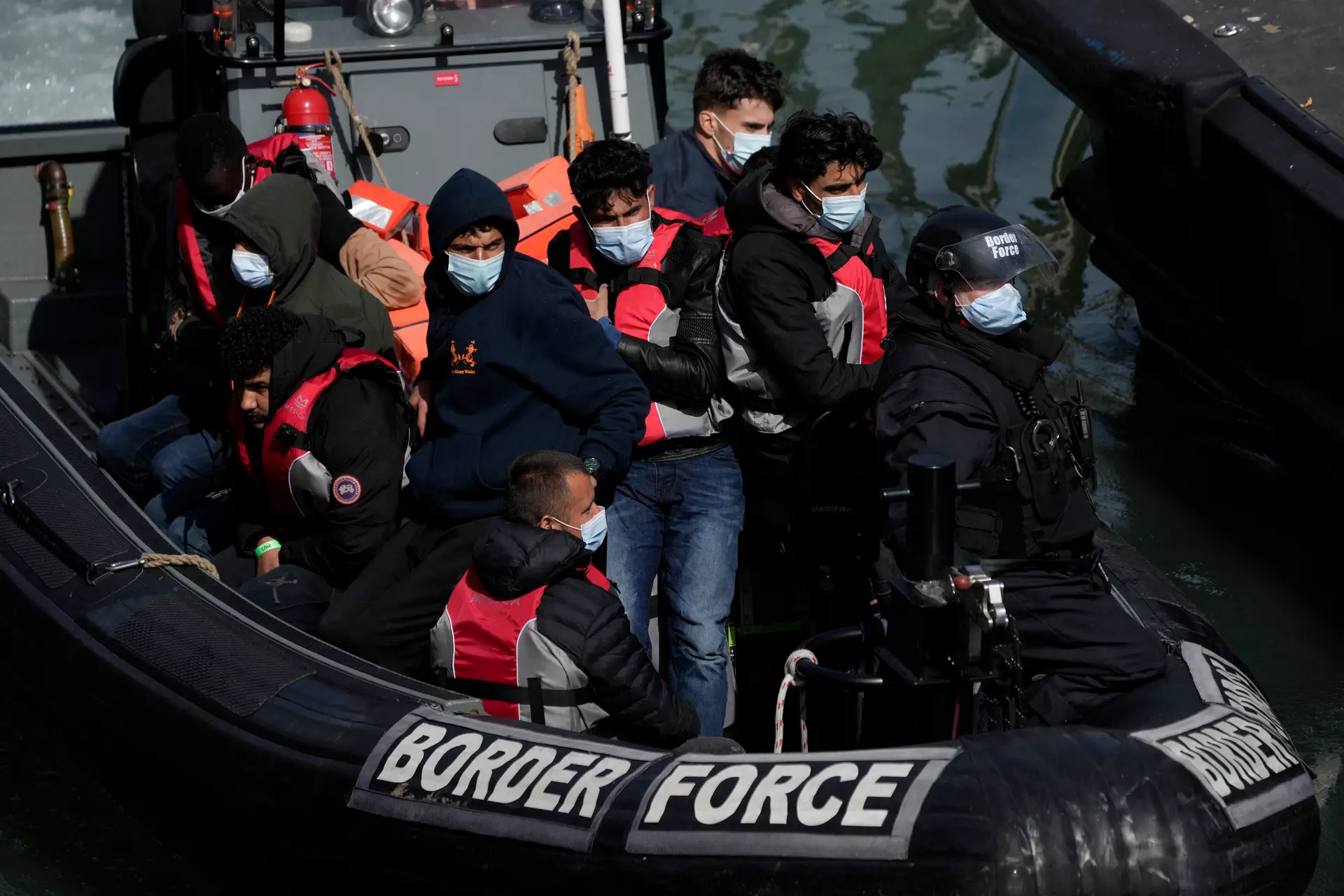 Mais de 18 mil imigrantes ilegais tentaram atravessar o canal da Mancha este ano