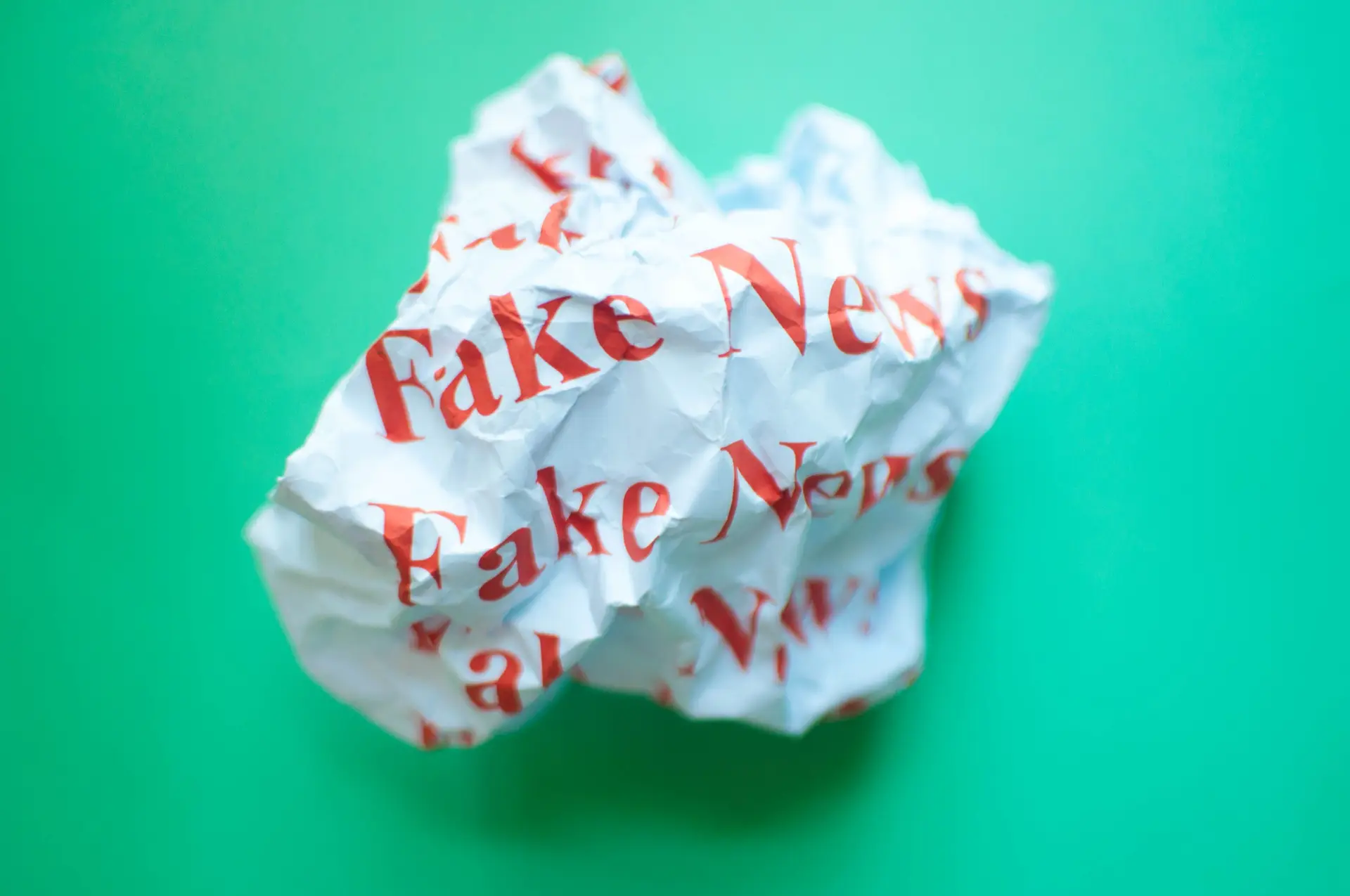 Há uma "tendência global" para evitar notícias e maior preocupação com fake news