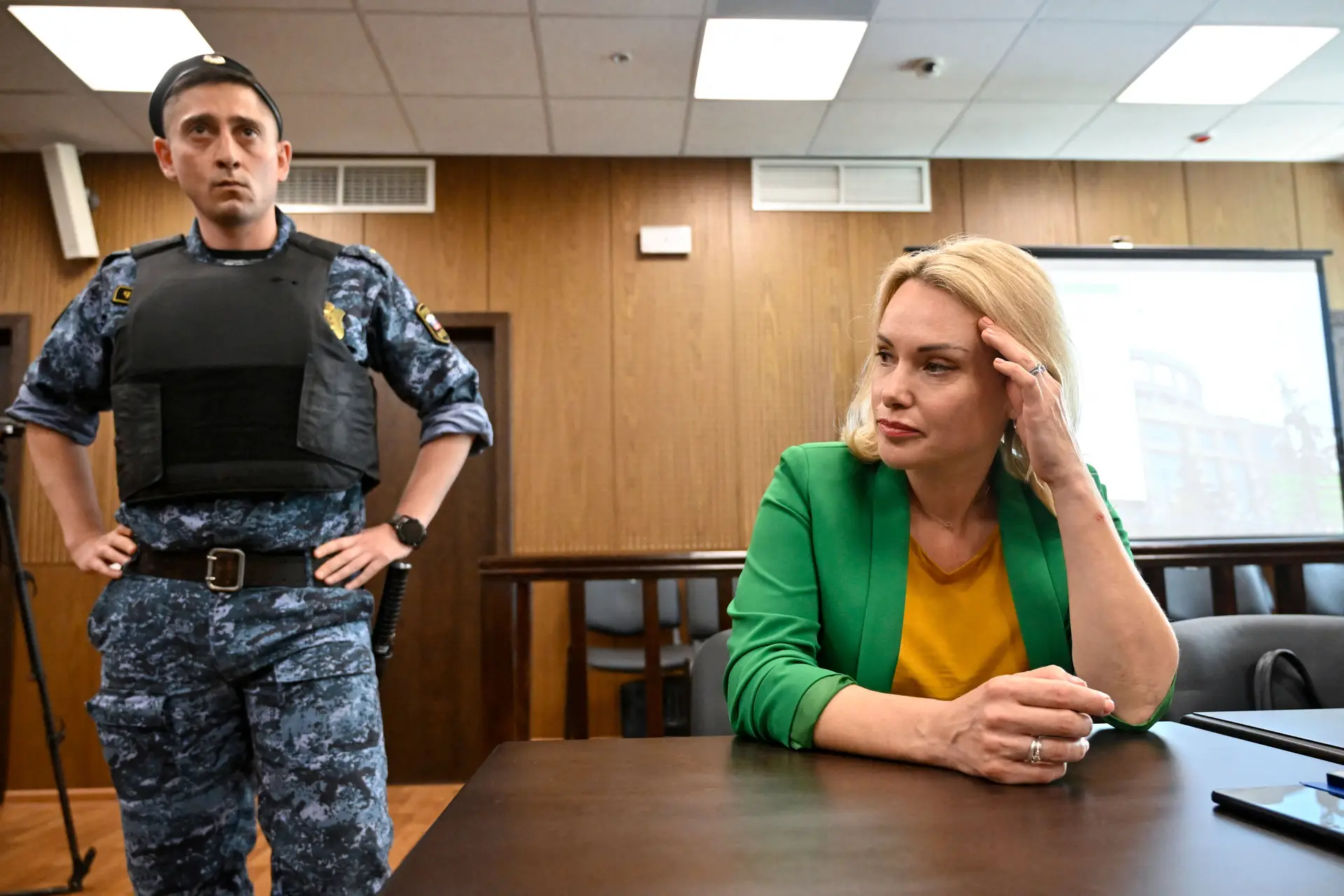 Jornalista que exibiu cartaz contra guerra na TV russa foi alvo de nova multa