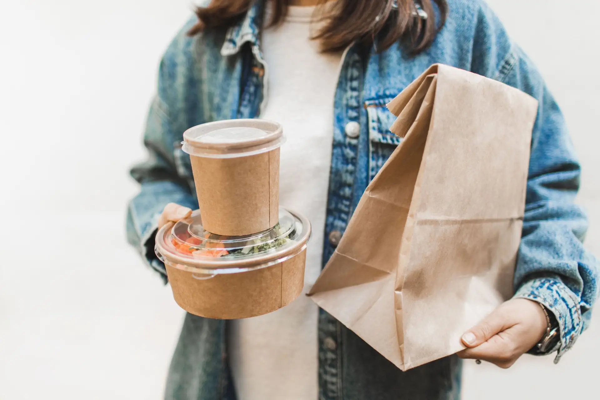 Taxa sobre recipientes plásticos take-away também se aplica a embalagens recicláveis