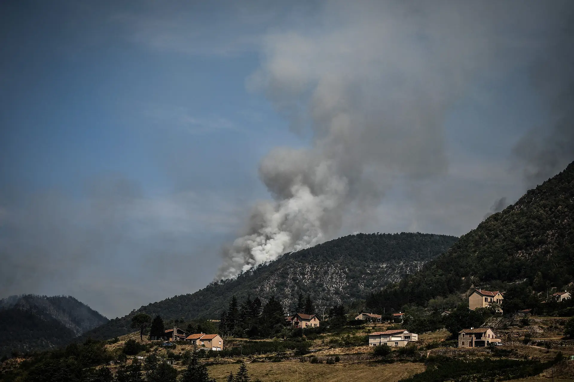 Incêndio no sul de França obriga à retirada de mais de 3.000 pessoas